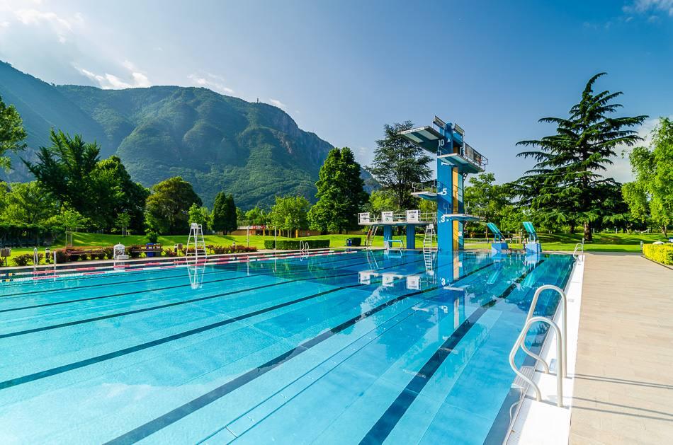 images/00_foto_2021/large/large/1-Una-delle-vasche-outdoor-da-50-metri-con-il-fondo-in-inox-Lido-di-Bolzano.jpg