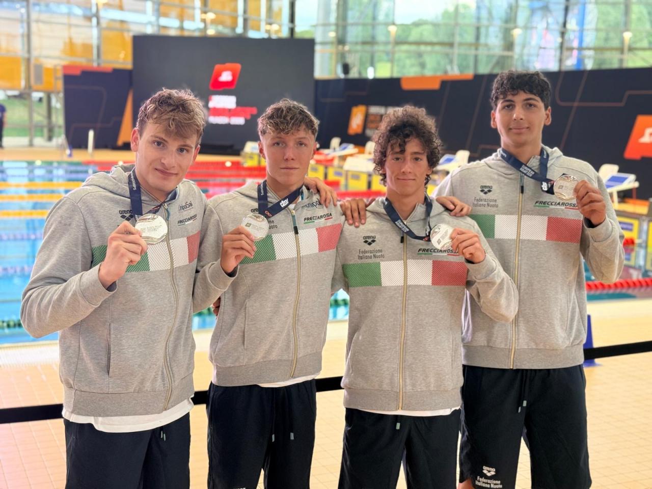 images/joomgallery/originals/galleria_fotografica_8/2026_1576/europei_juniores_di_nuoto_a_monaco_di_baviera_le_medaglie_azzurre_1747/large/argento_4x100sl_maschile__20260707_1553719664.jpeg