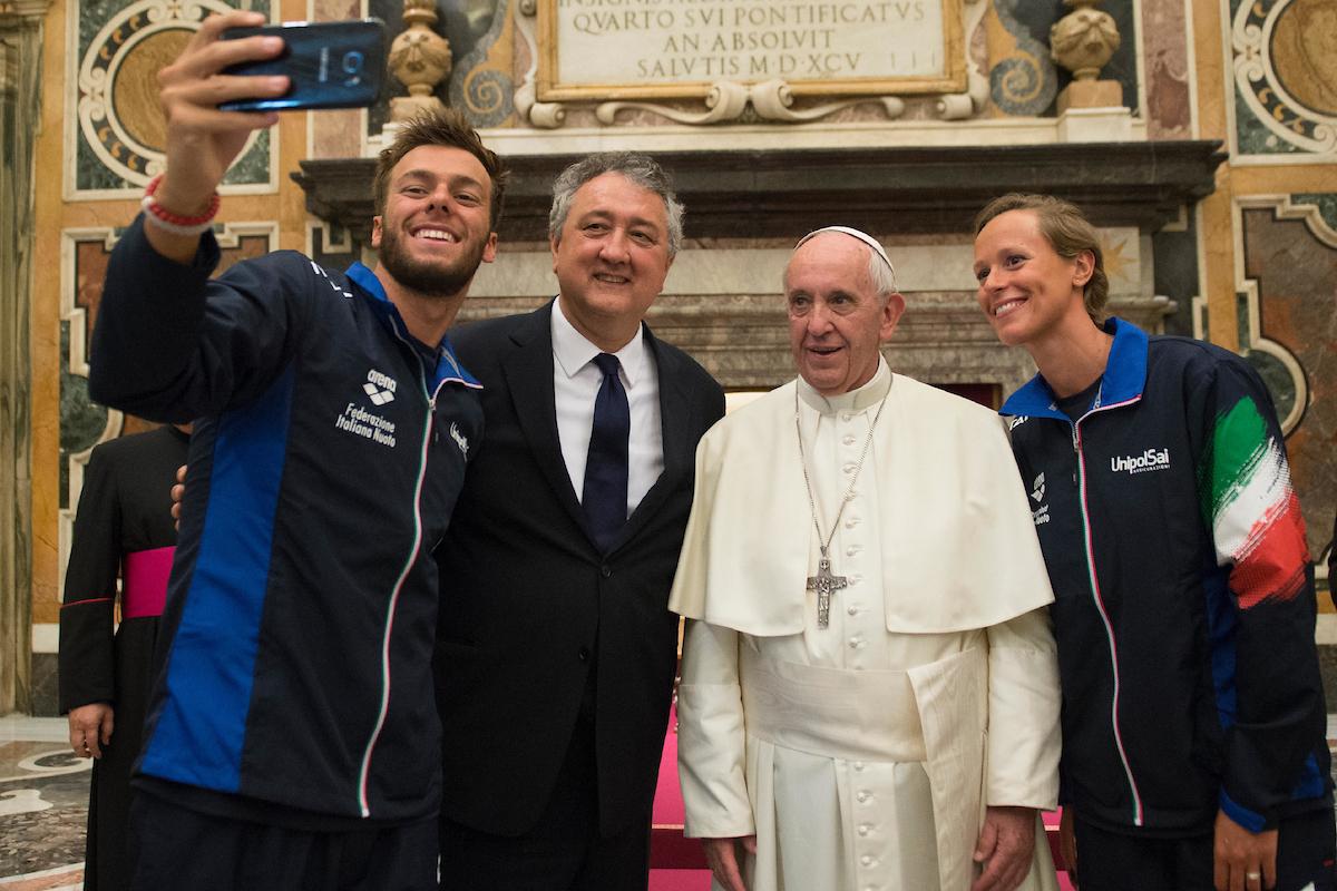 images/large/11_Paolo_Barelli_Paltrinieri_PapaFrancesco_Pellegrini.JPG